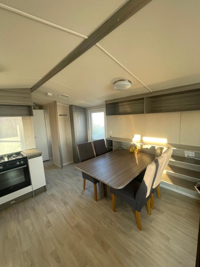 Delightful 6 Berth Holiday Home With Decking Area 奇切斯特 外观 照片