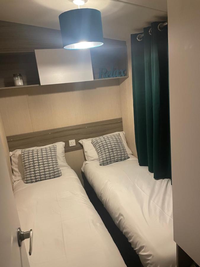 Delightful 6 Berth Holiday Home With Decking Area 奇切斯特 外观 照片