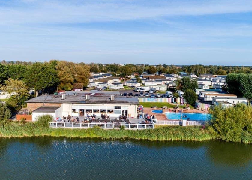 Delightful 6 Berth Holiday Home With Decking Area 奇切斯特 外观 照片